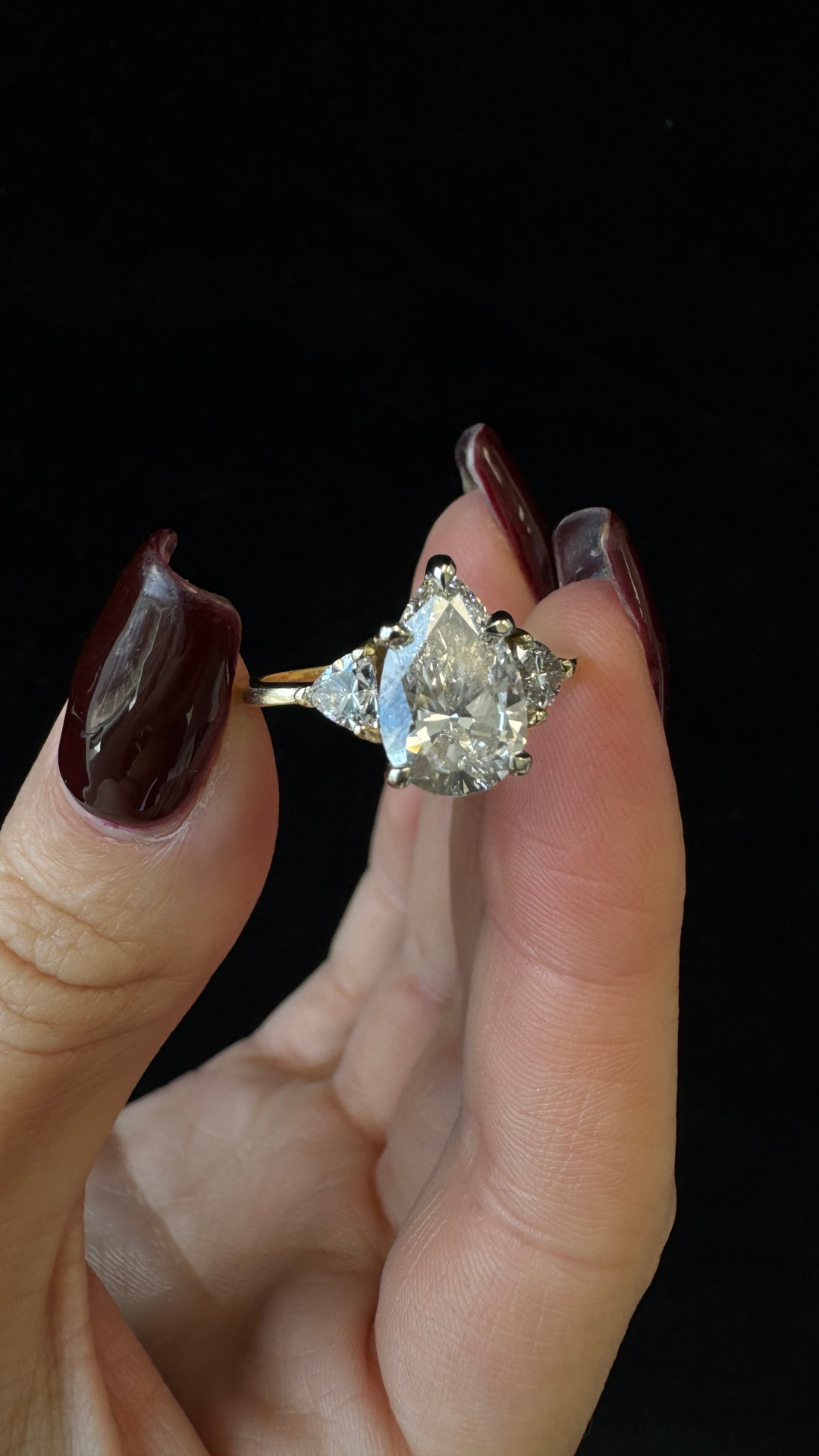 Stylish lab-grown diamond pendant in white gold.