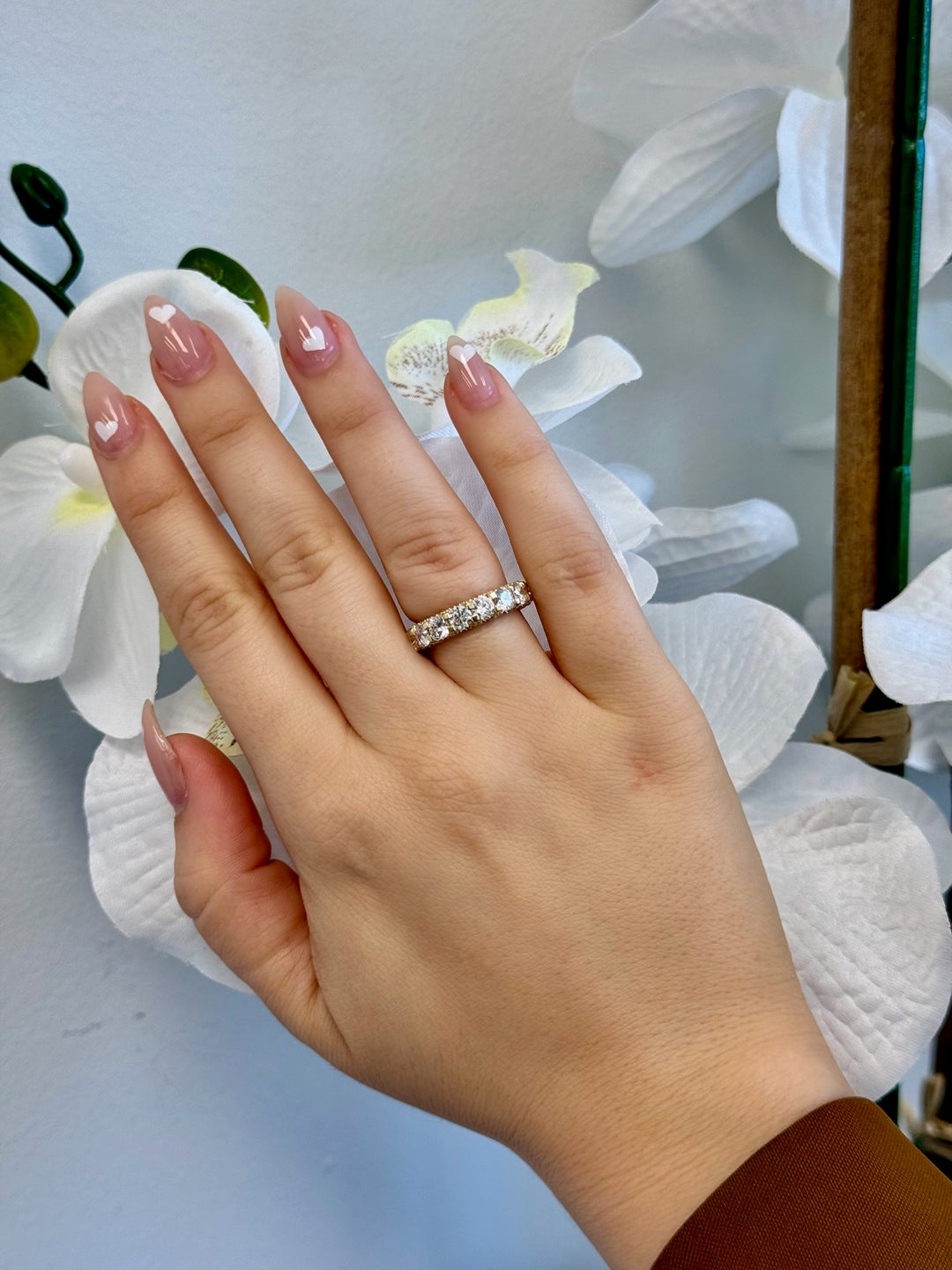 Luarca-Round Cut Lab Yellow Gold Diamond Band With Halo, Female Hand