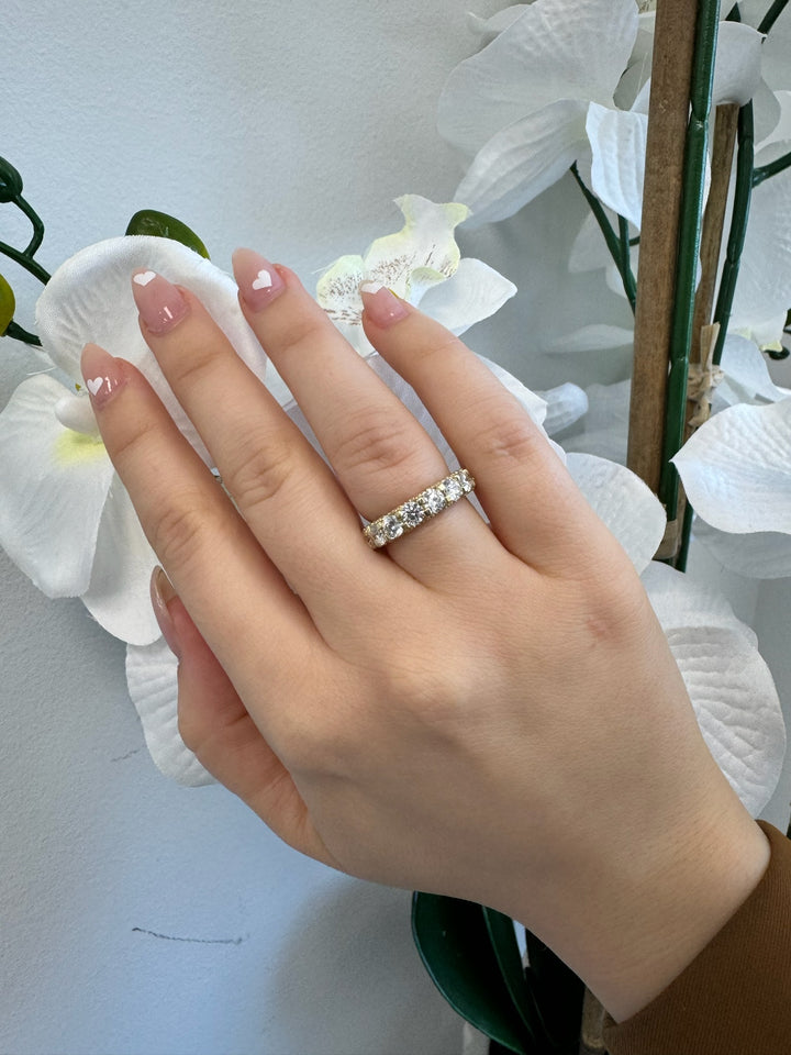 Luarca-Round Lab Yellow Gold Diamond Band With Halo, Female Hand