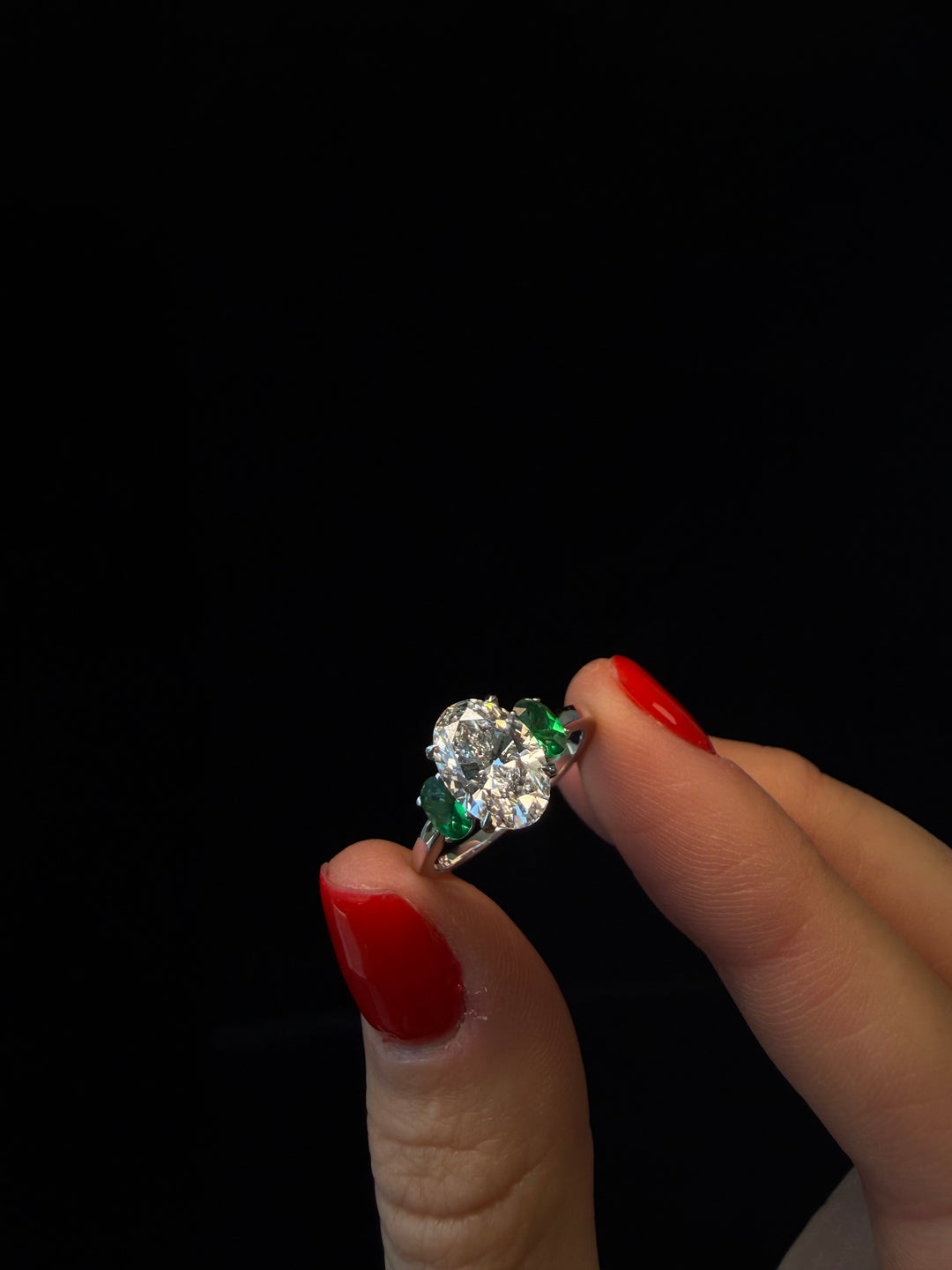 Oval Ring with Green Emerald Oval   Liferstyle 4