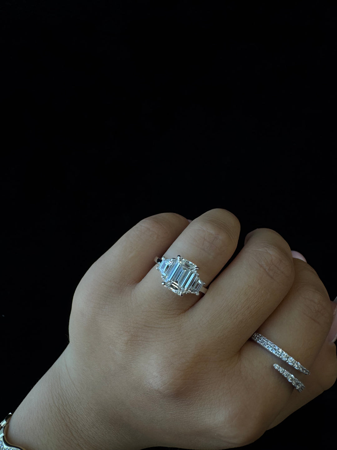 Trapezoid & Emerald Lab Diamond Three-Stone Ring Rose Model Hand