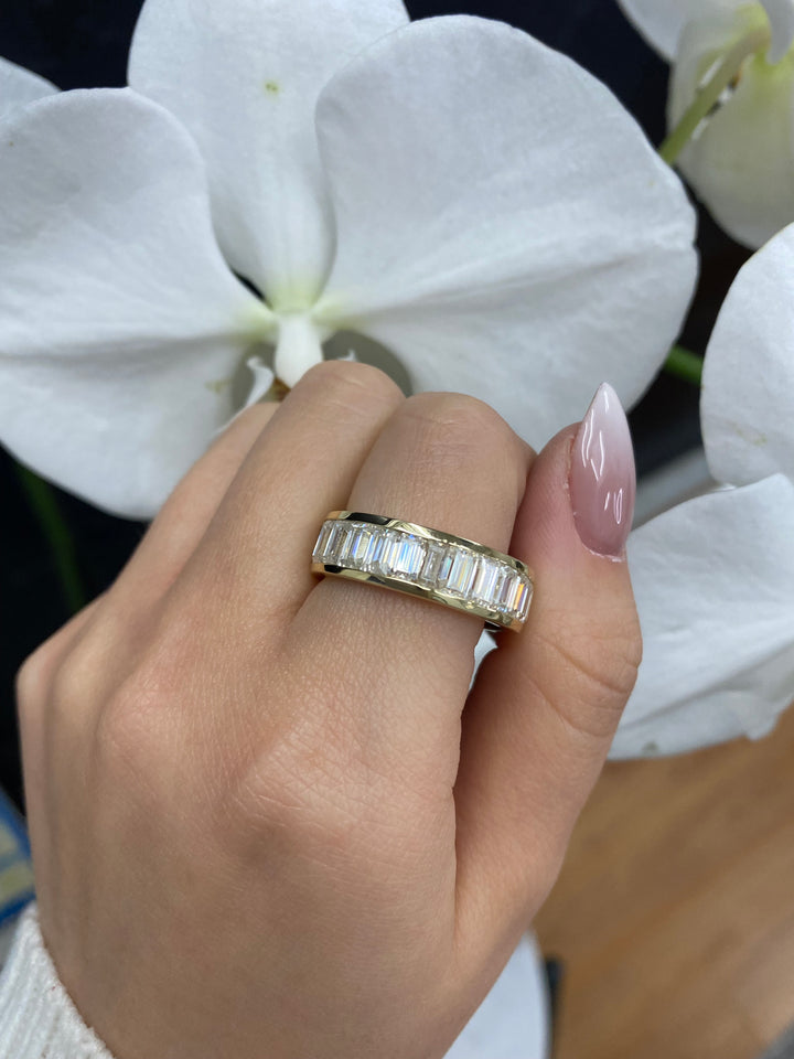Jumilla-Channel Set Emerald Lab Yellow Gold Diamond Eternity Band, Female Finger